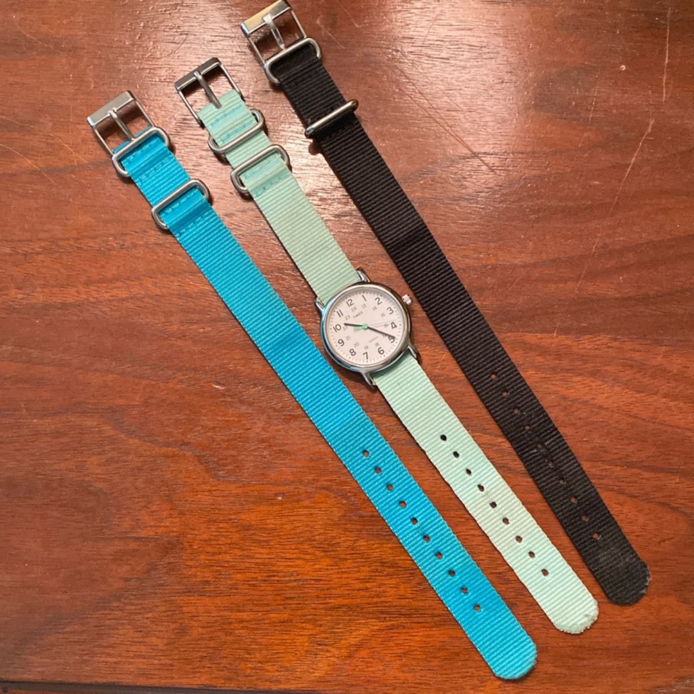 Timex weekender 31 mm, green second hand, 3 straps. Needs battery soon.